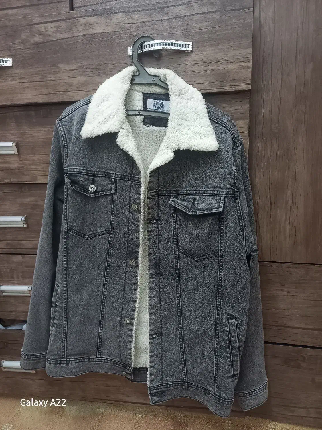 کت لی|لباس|قم, هفت تیر|دیوار