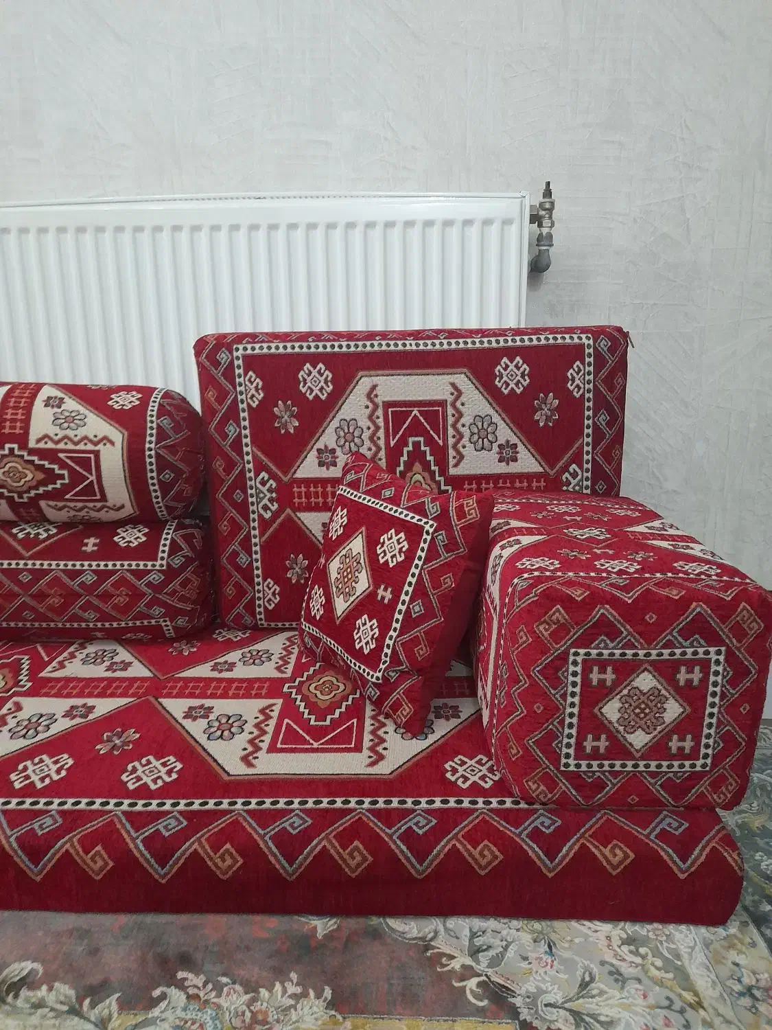 پشتی سنتی شاه نشین رنگ قرمز|پشتی|پرند, فاز ۴|دیوار