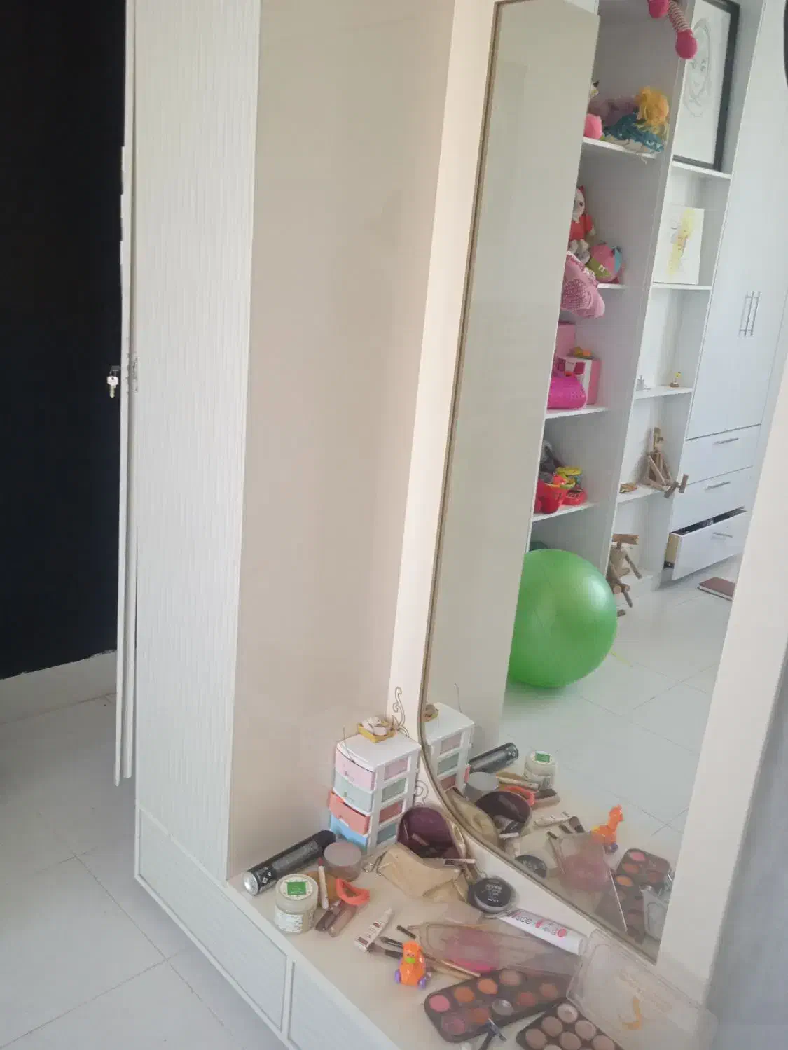 اینه آرایشی و همراه با کلی قفسه|مبلمان خانگی و میز عسلی|اصفهان, باغ دریاچه|دیوار