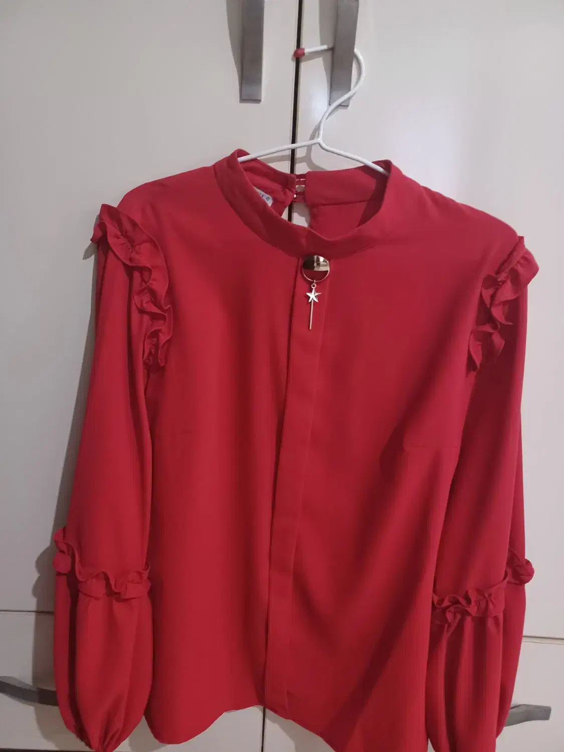 بلوز قرمز|لباس|بندر انزلی, ساحل قو|دیوار