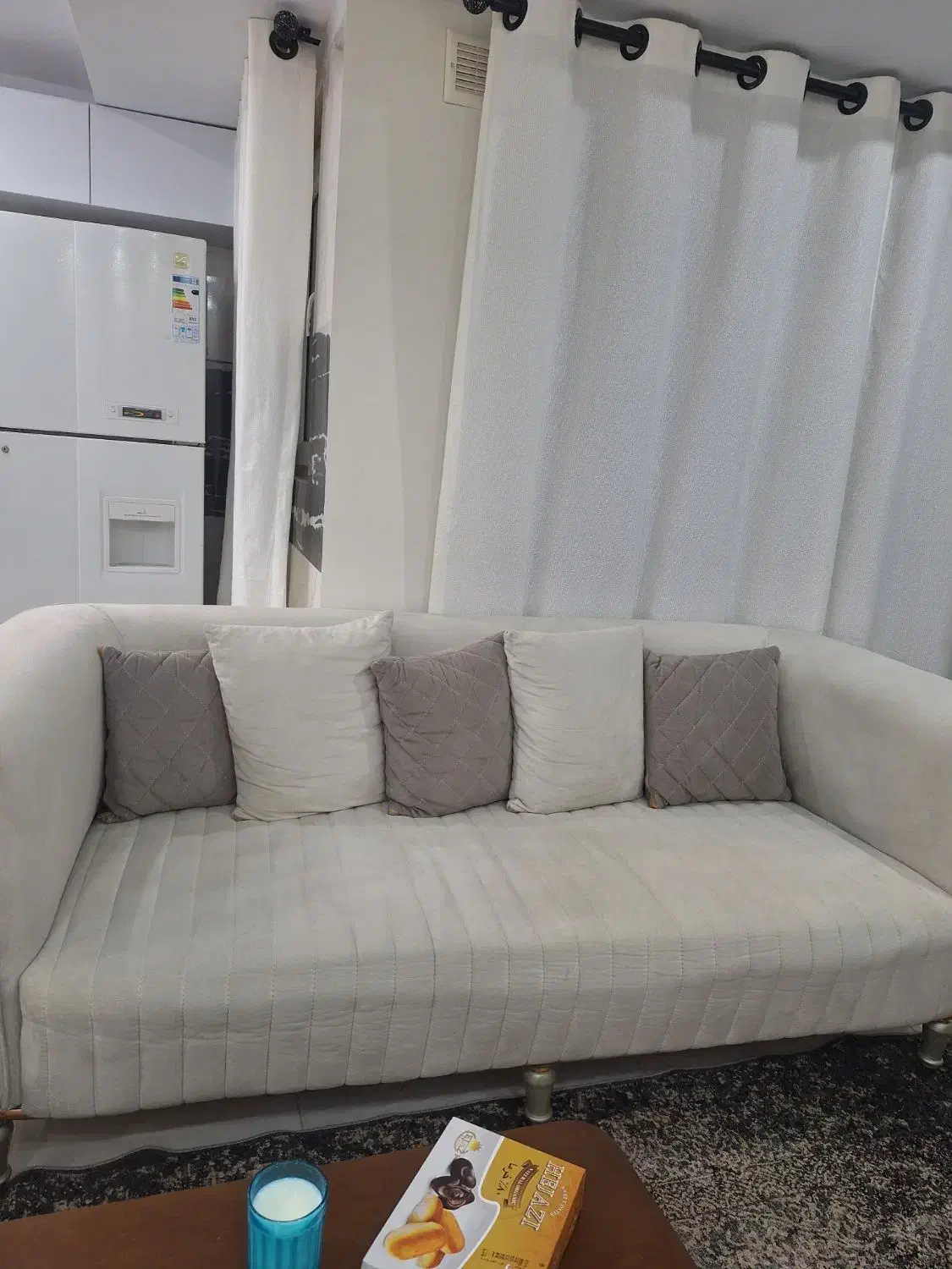 مبل راحتی ۳نفره تمیز همراه با میز عسلی|مبلمان خانگی و میز عسلی|تهران, شهید اسدی|دیوار