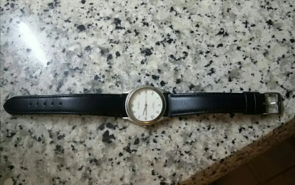 دو عدد ساعت زنانه در حد|ساعت|نهاوند, |دیوار