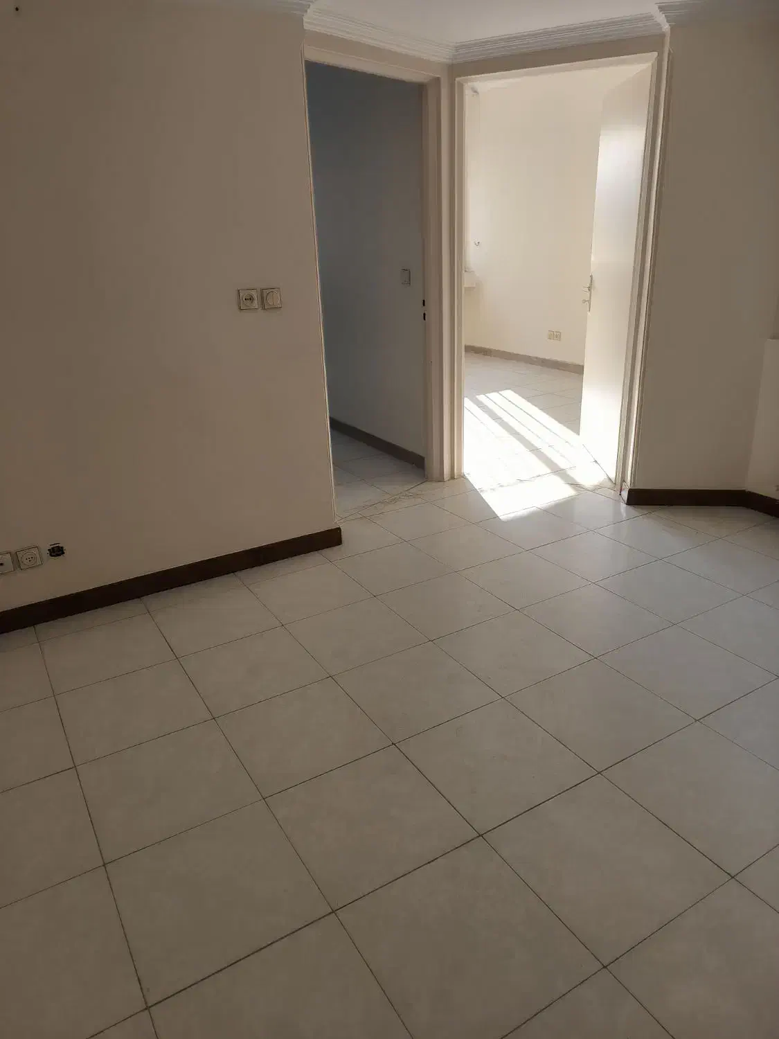 آپارتمان فلکه اول ۱۰۰ متر دو خواب شیک غرق نور