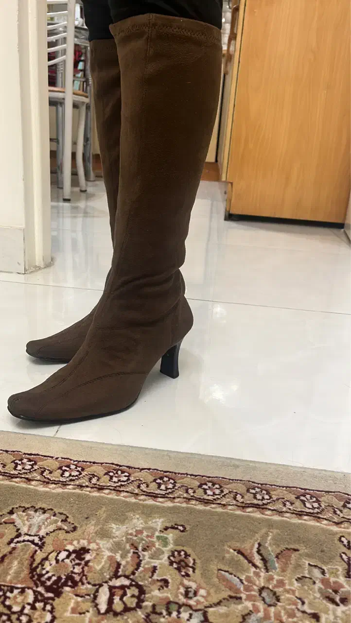 چکمه جیر ساق بلند و تعدادی کفش زیر قیمت|کیف، کفش، کمربند|تهران, شهرک آپادانا|دیوار