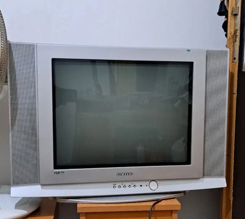 تلویزیون ۲۱ اینچ  سامسونگ|تلویزیون و پروژکتور|رشت, هلال احمر|دیوار