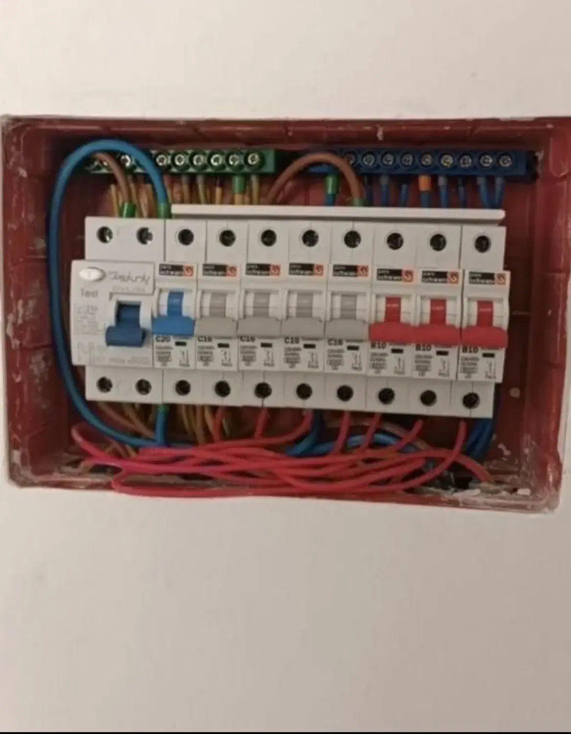 برقکاری و سیم کشی ساختمان|خدمات پیشه و مهارت|سراب, |دیوار