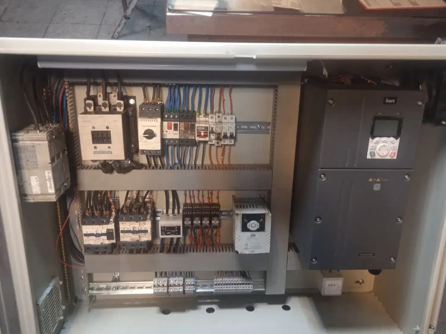 برق کار و سیم کشی ساختمانی و صنعتی|خدمات پیشه و مهارت|سهند, |دیوار