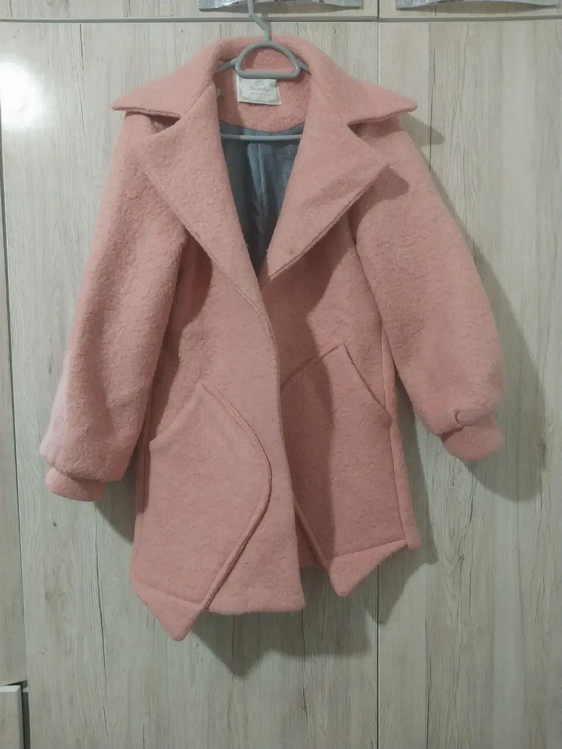 پالتو|لباس|ایوان, |دیوار