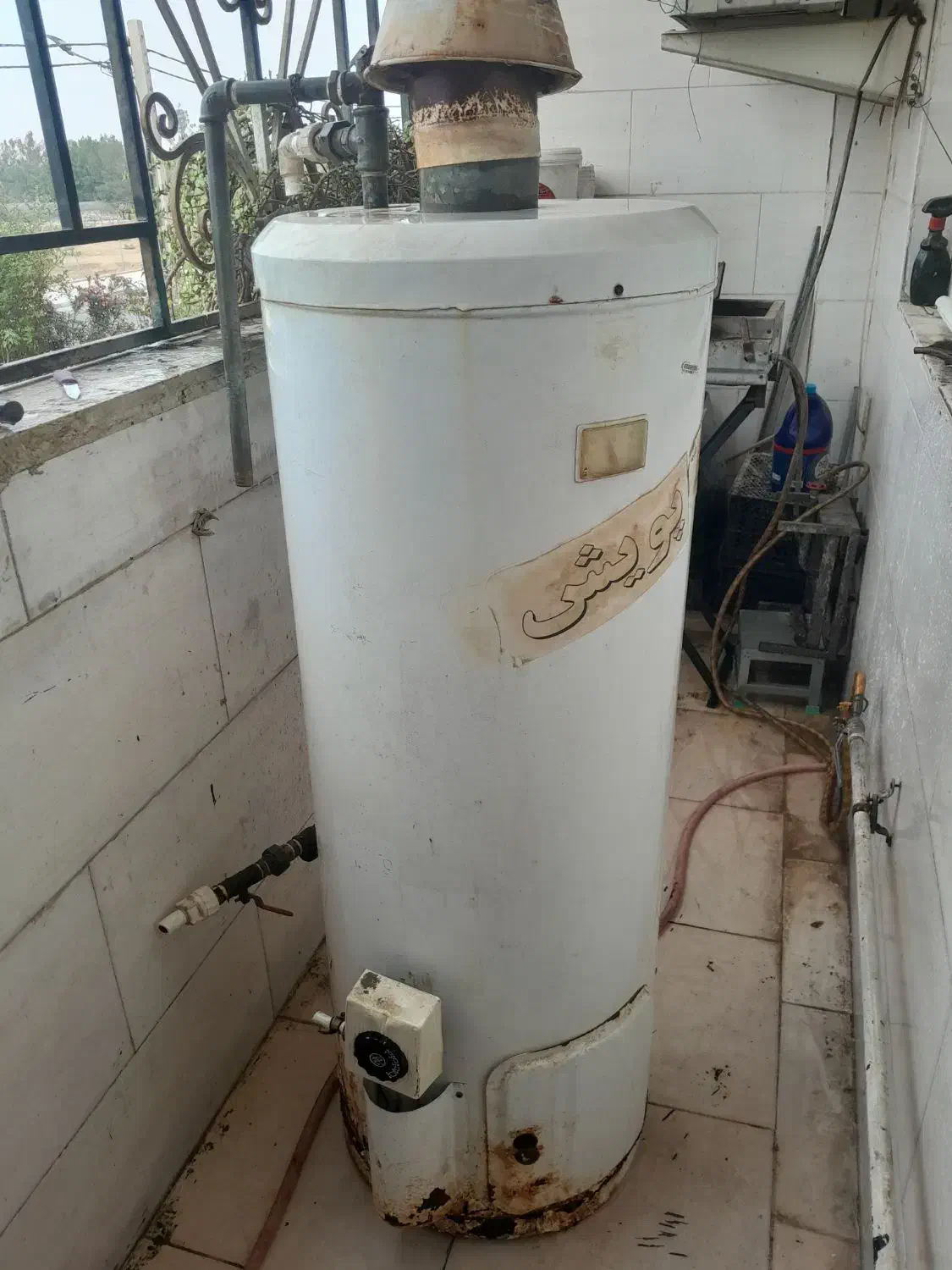 آب گرم کن (کمی نشتی  داره)|آبگرمکن، پکیج، شوفاژ|بندر ماهشهر, |دیوار