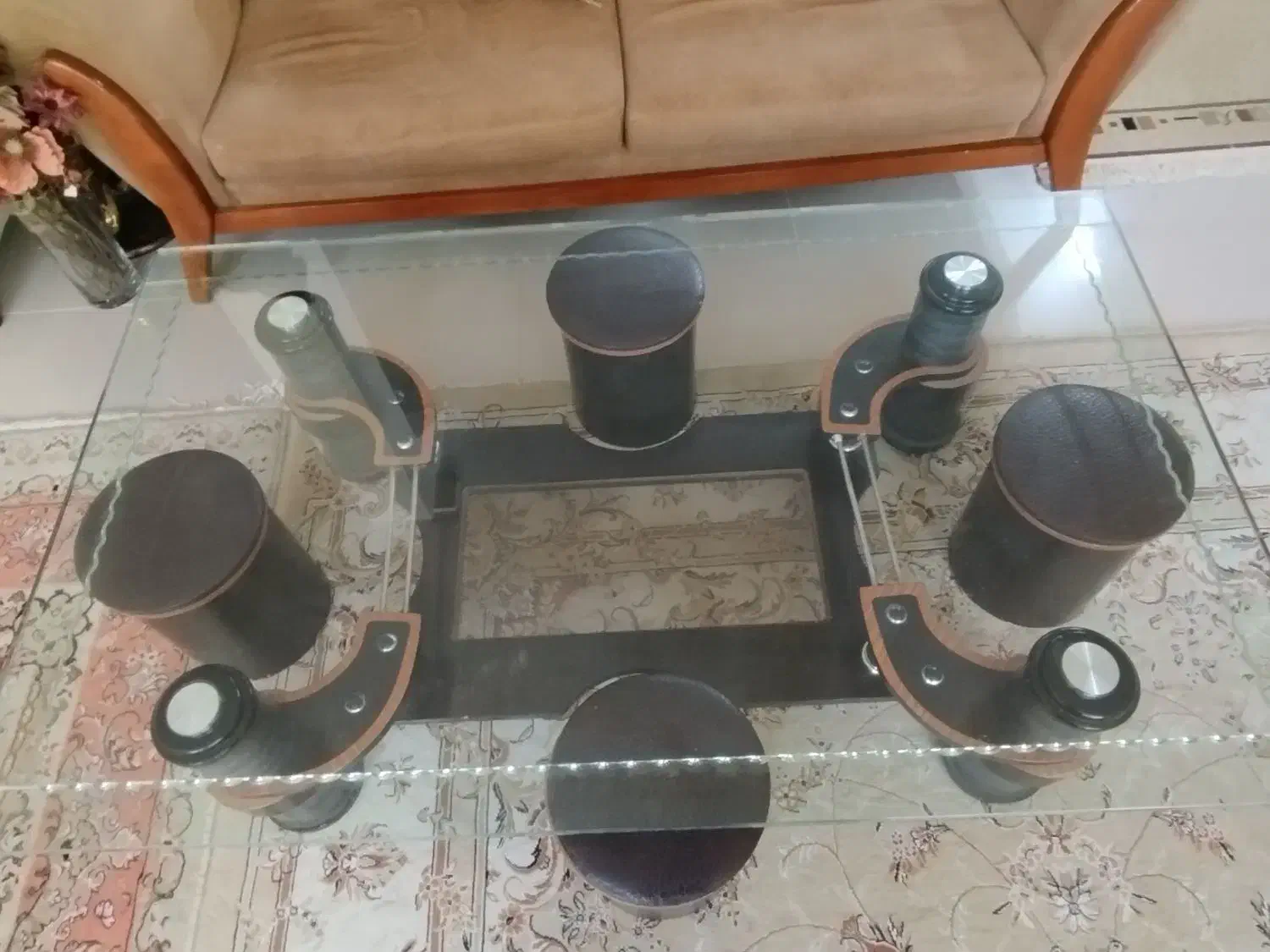 میز پذیرایی با شیشه ده میل دارای ۴ نیمکت چوبی|مبلمان خانگی و میز عسلی|خمین, |دیوار