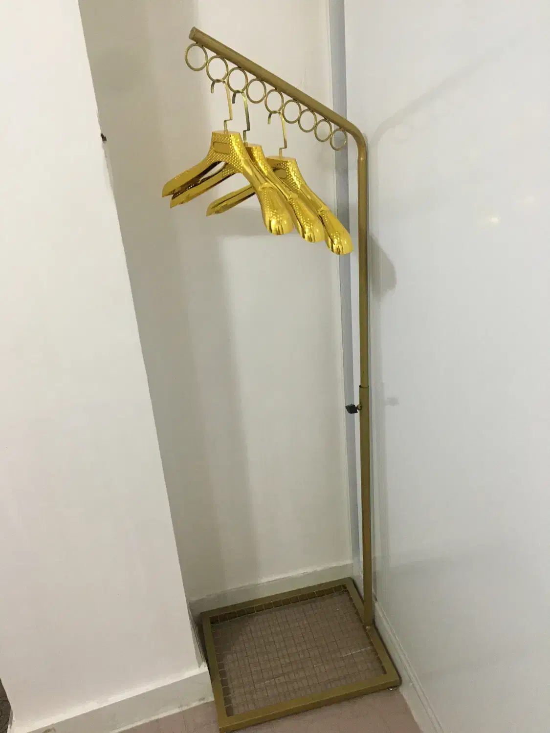 جایی لباسی نو می باشد|بندرخت و رختآویز|رشت, کوی حسینی|دیوار