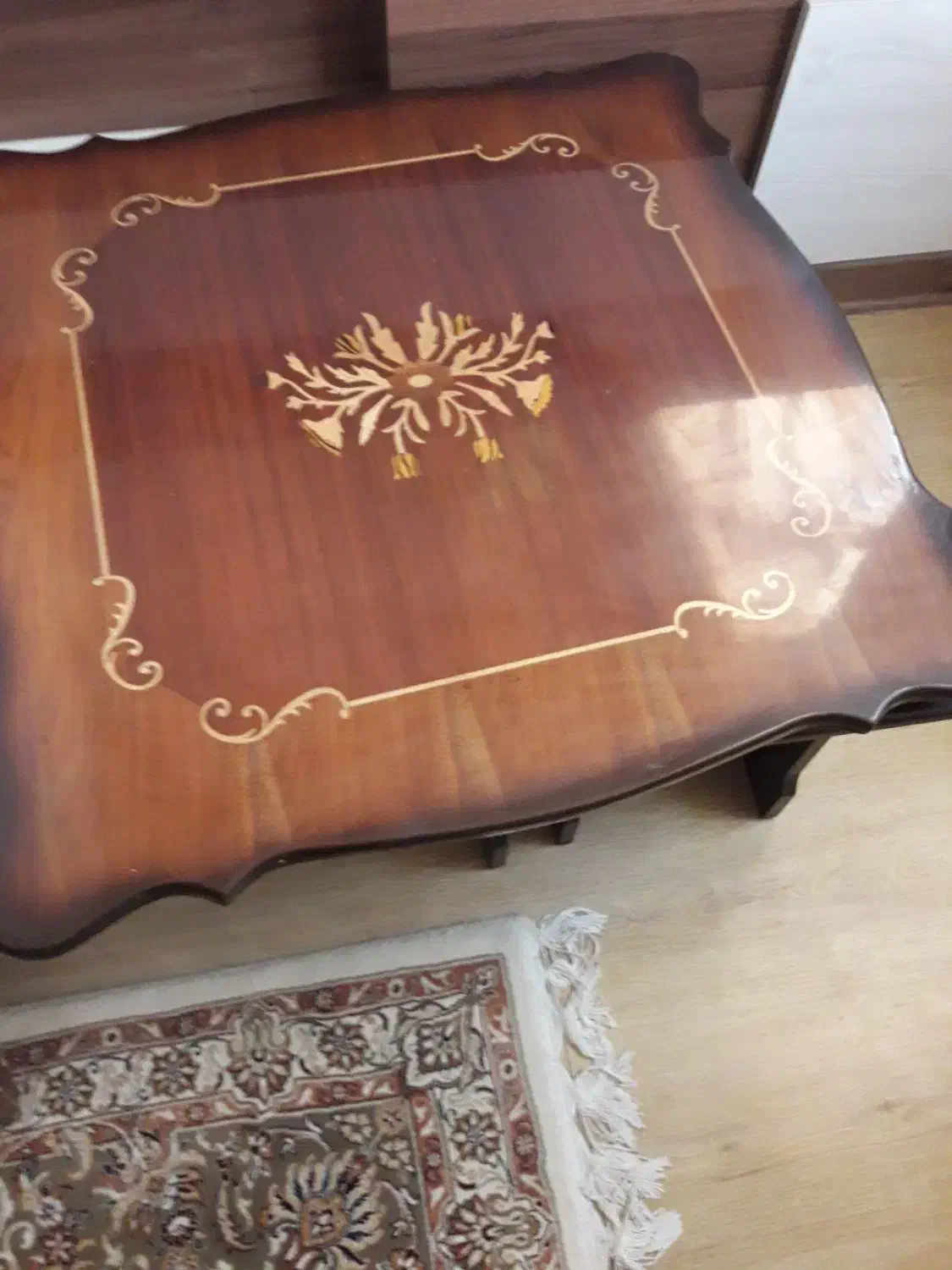 میز همراه با۴ عدد عسلی کوچک قابل استفاده|مبلمان خانگی و میز عسلی|قوچان, |دیوار