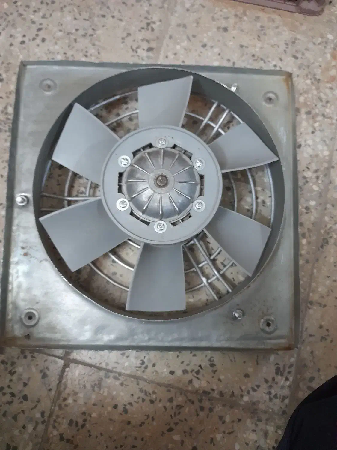 یک عددهواکش|پنکه و تصفیهکنندهٔ هوا|اصفهان, عسگریه|دیوار