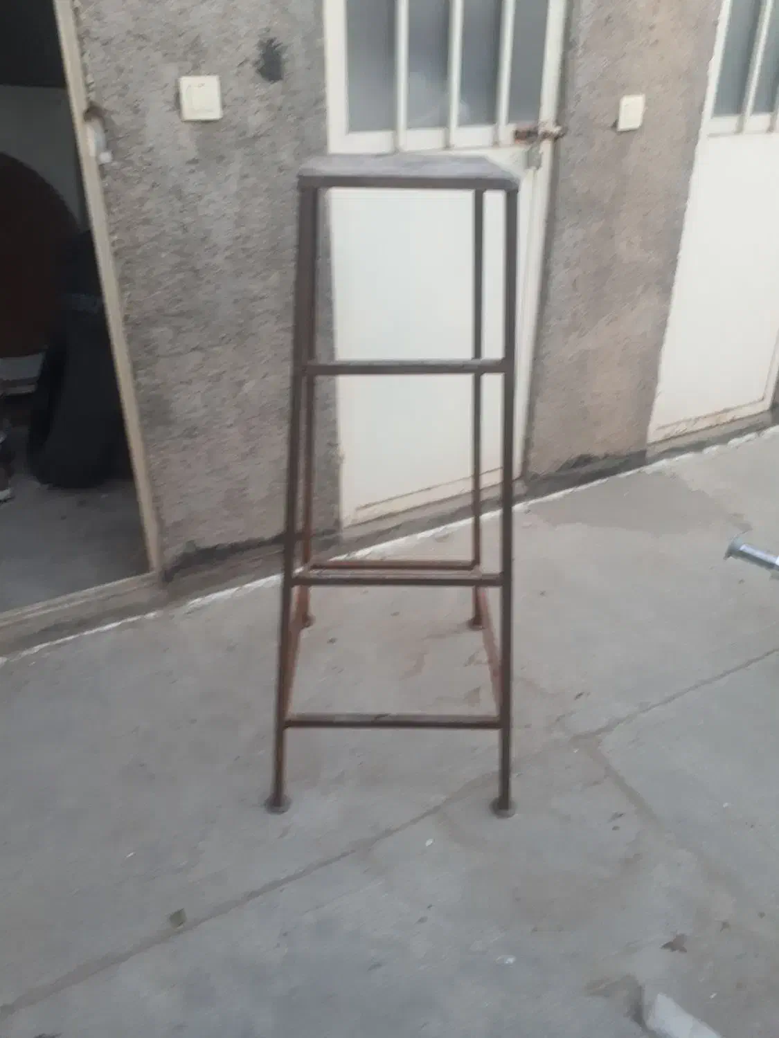 چهارپایه آهنی|صندلی و نیمکت|بهارستان, |دیوار