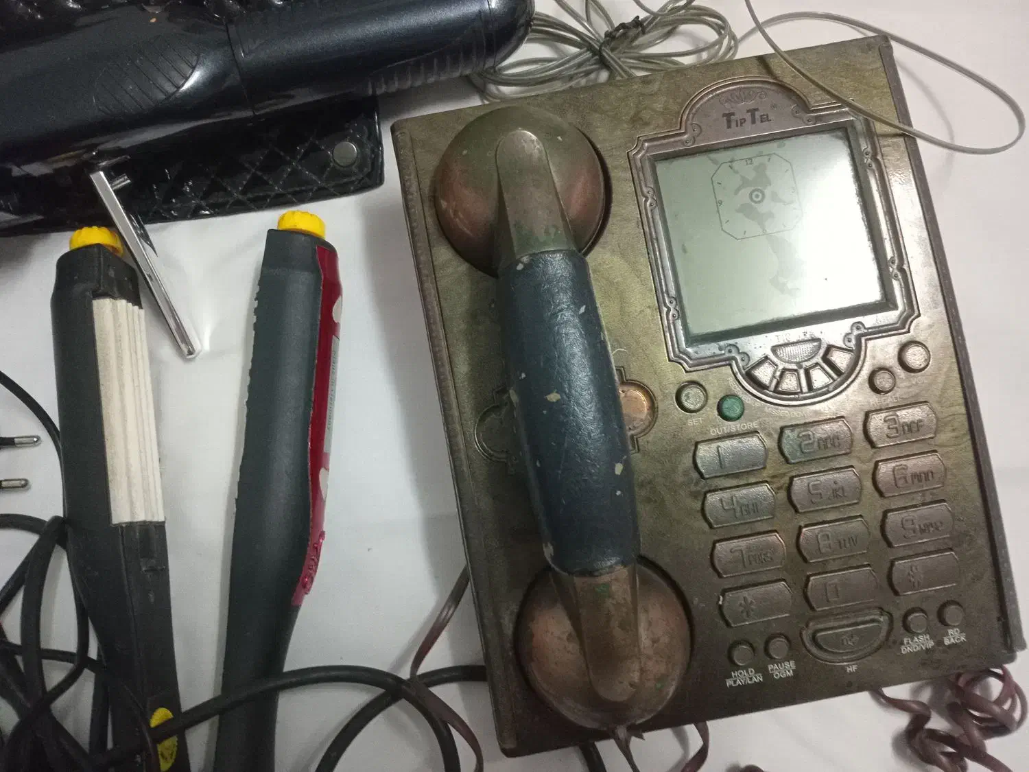 وسایل آرایشگاه که نیازبه تعمیرجزئی دارد|آرایشگاه و سالن‌های زیبایی|رشت, پستک|دیوار