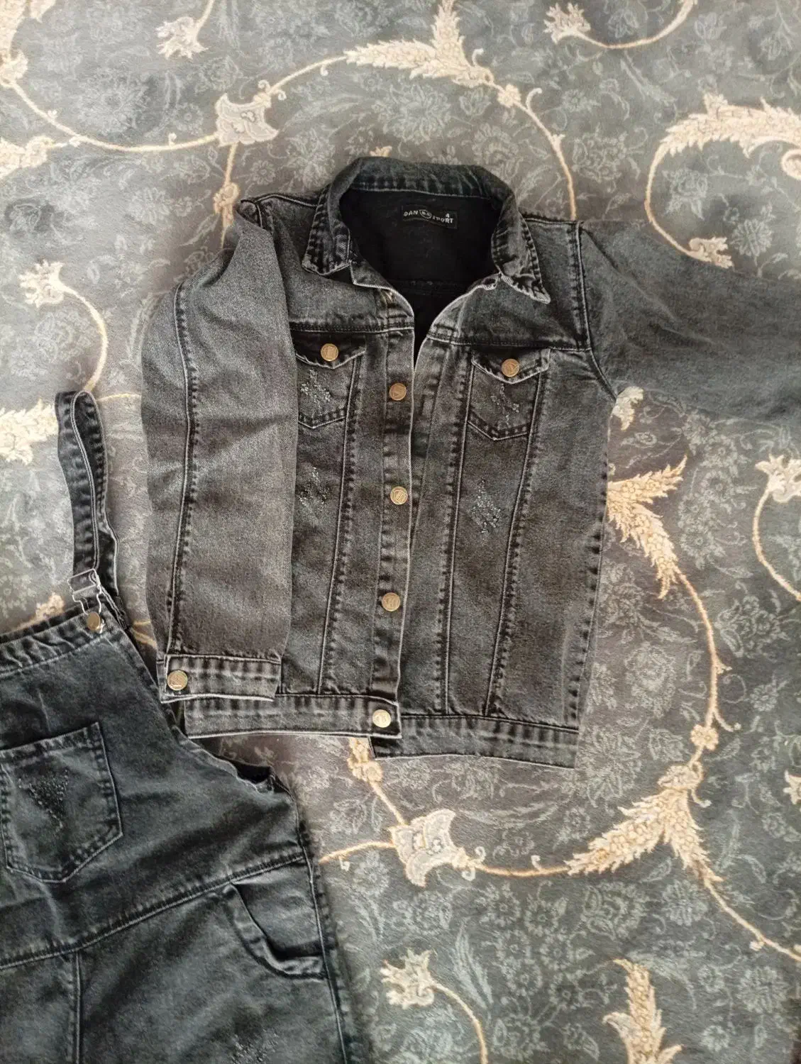 کت و بیلر لی|لباس|نیشابور, باغرود|دیوار