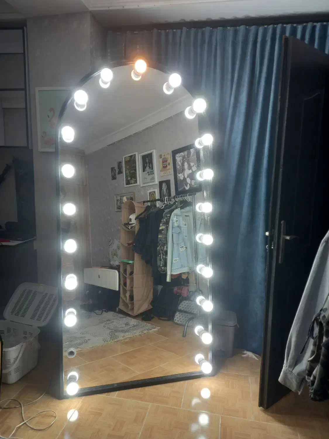 یک آینه قدی چراغدار|آرایشگاه و سالن‌های زیبایی|رشت, آب و برق|دیوار