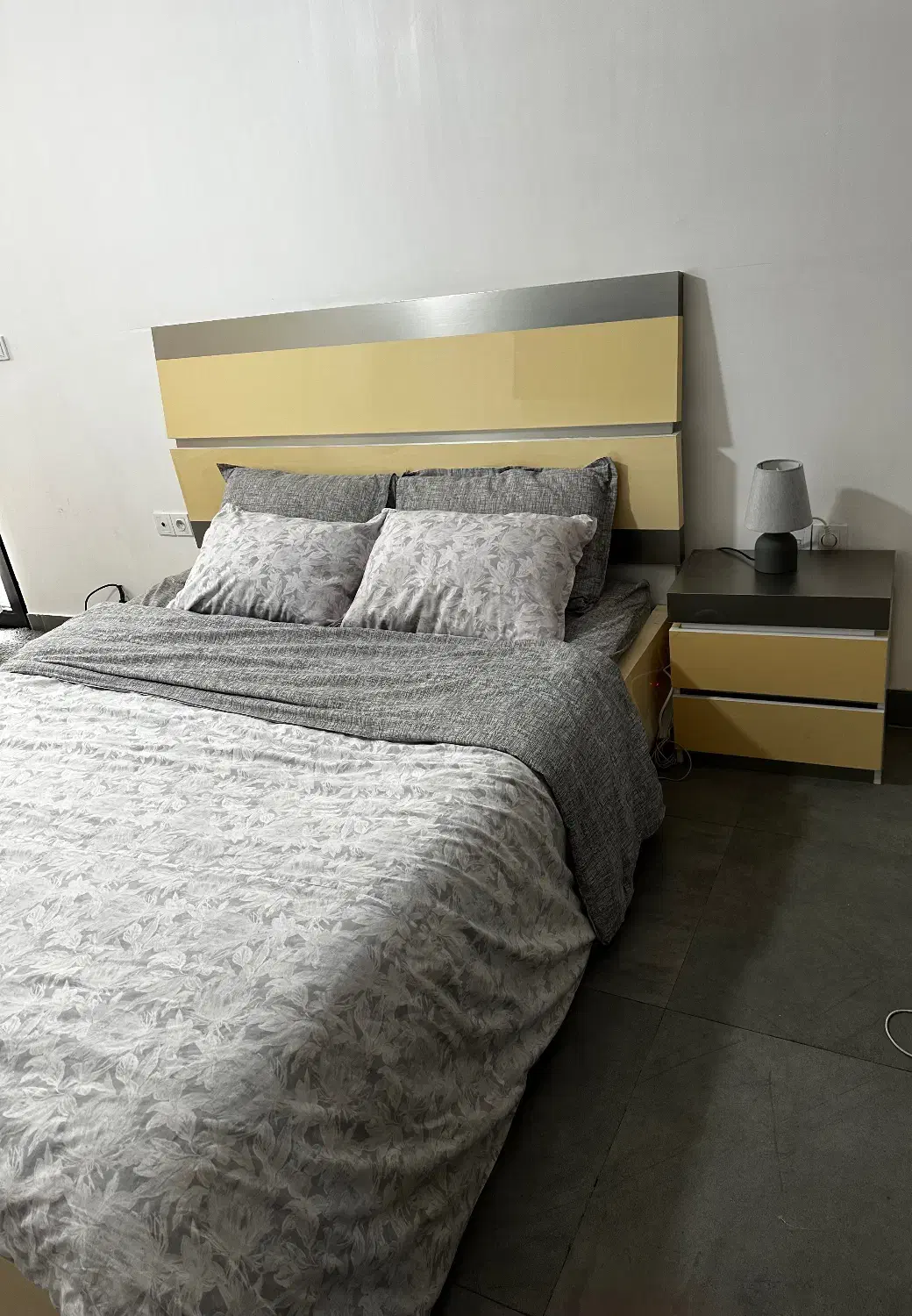 سرویس تخت خواب و میز ایینه|تخت و سرویس خواب|سمنان, |دیوار