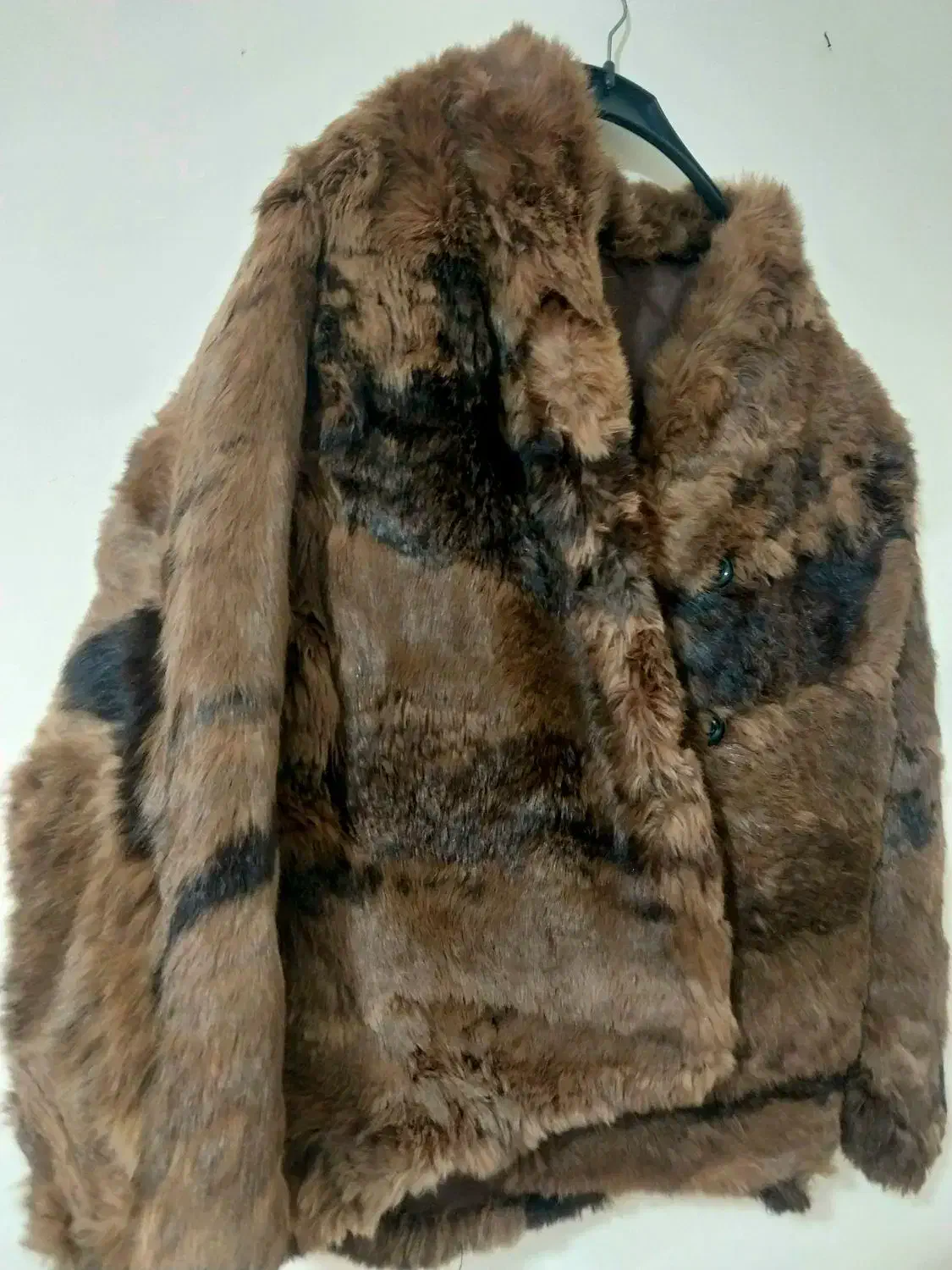 پالتو|لباس|هشتگرد, شهرک گلها|دیوار