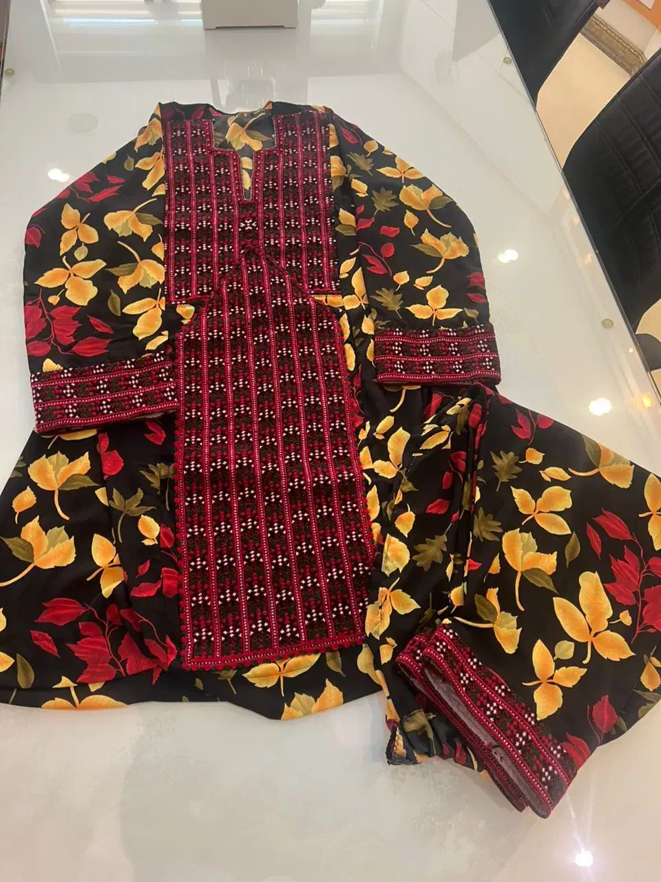 لباس محلی سوزن دوزی کار دست کاملا نو|لباس|تهران, شمس‌آباد|دیوار