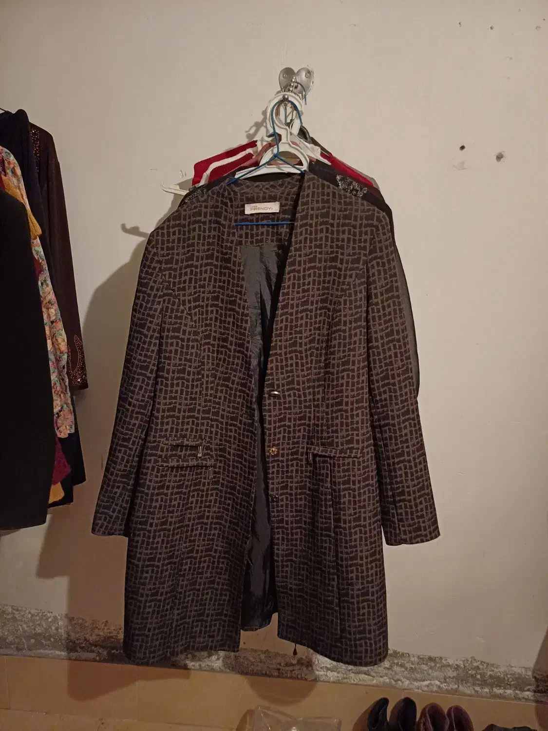 مانتو و پالتو و کفش|لباس|ماکو, |دیوار