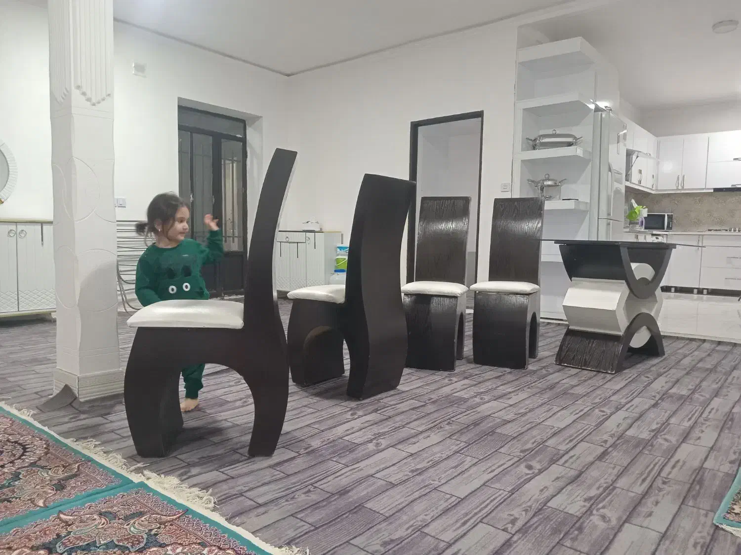 میزغذاخوری|میز و صندلی غذاخوری|شیرین‌سو, |دیوار