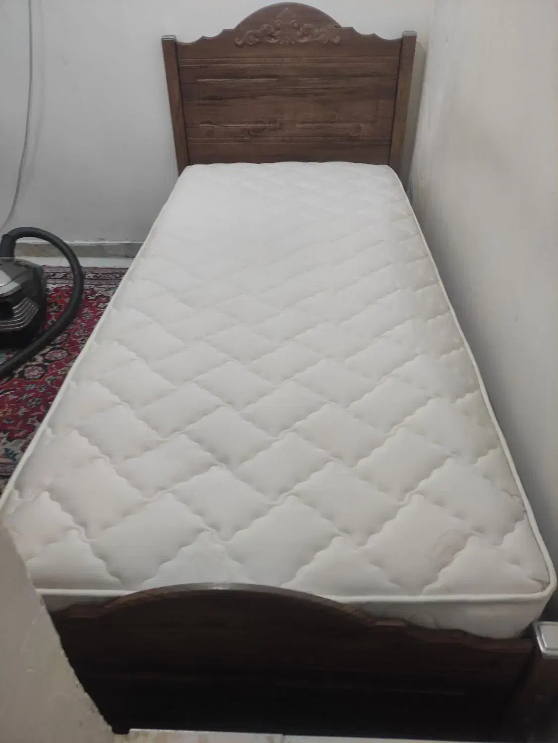 تخت تک نفره چوبی کاملا سالم به دلیل مهاجرت|تخت و سرویس خواب|رشت, چله خانه|دیوار