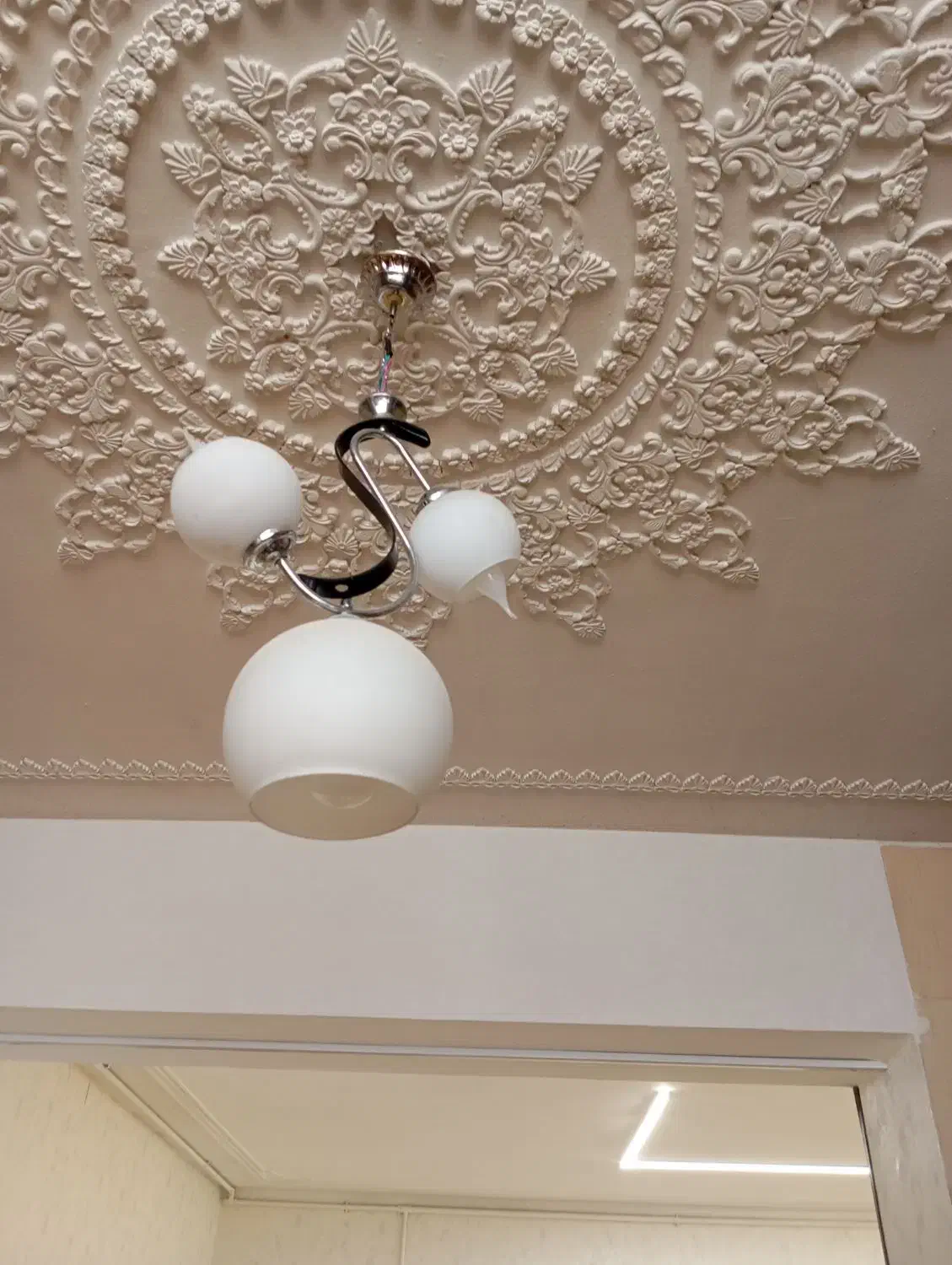 لوستر|لوستر و چراغ آویز|شیراز, شیخ روزبهان|دیوار