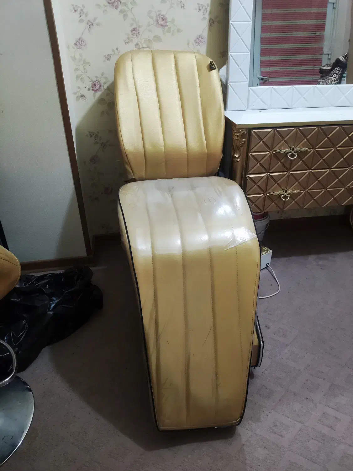 فروش لوازم آرایشگاه صندلی اصلاح وکوپ آینه کمد|آرایشگاه و سالنهای زیبایی|صدرا-فارس, فاز ۲|دیوار