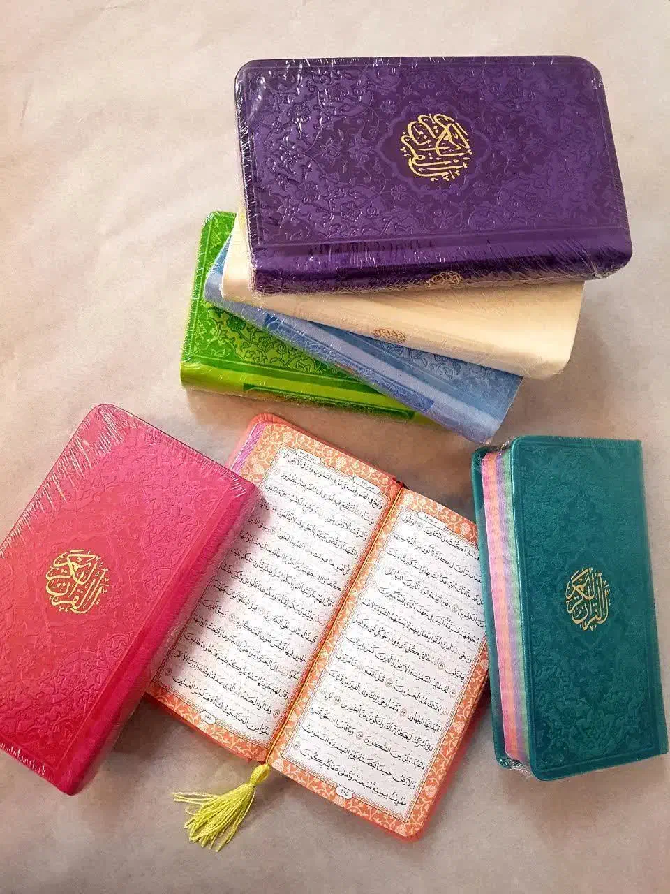 قرآن پالتویی صفحه رنگی ورحل وتاج ونشانگرتکلیف|کتاب و مجله مذهبی|تهران, نیروی هوایی (پیروزی)|دیوار