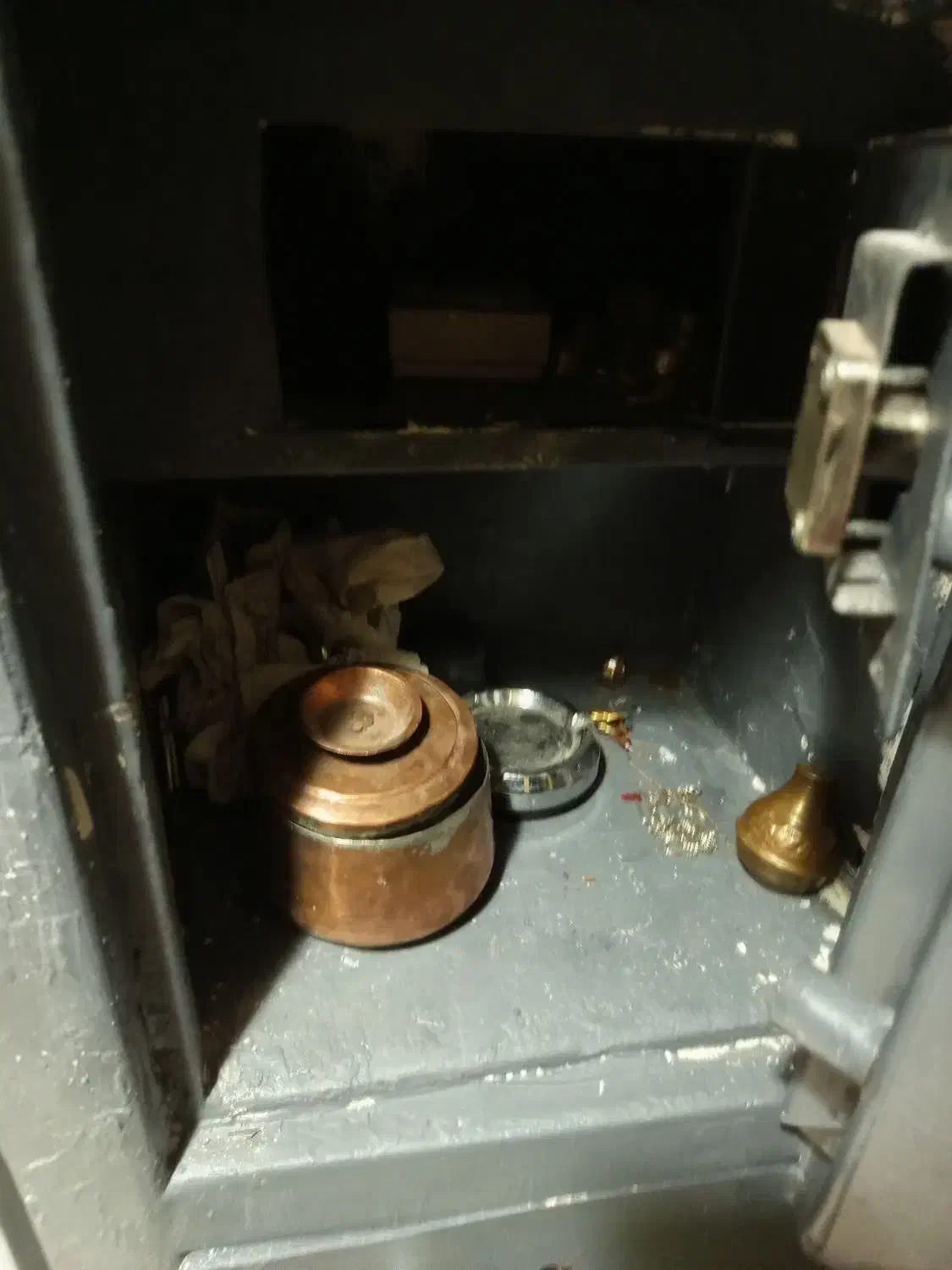 گاو صندوق گاو دست|دفتر کار|رشت, باهنر|دیوار