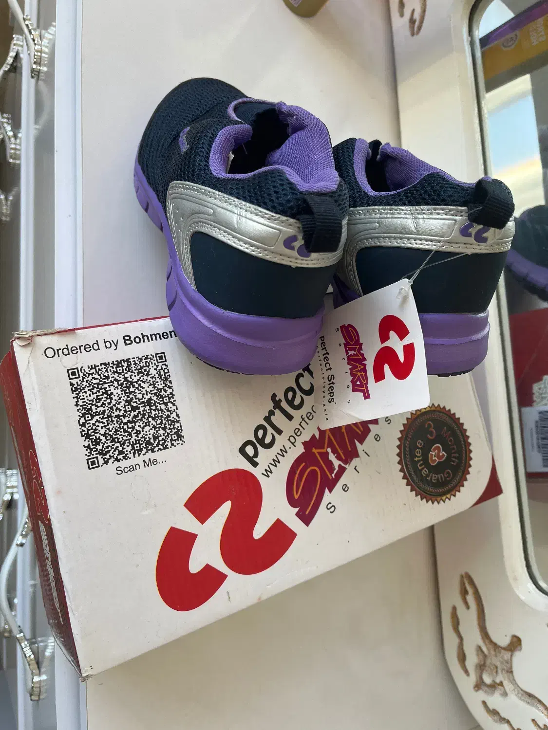 کتونی ورزشی|کیف، کفش، کمربند|مهاجران, |دیوار