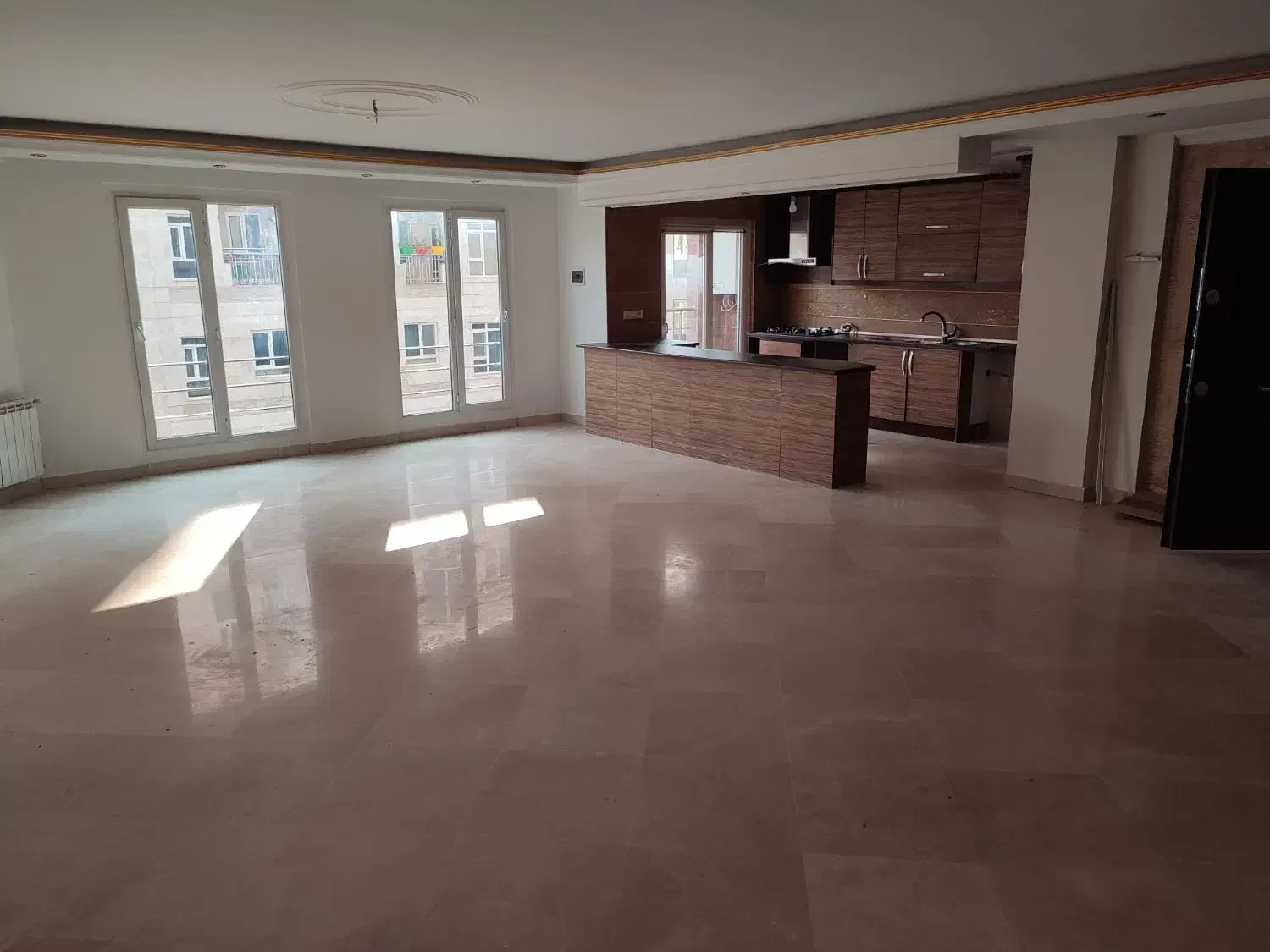 ۱۳۰متر/تک واحدی/نورگیری عالی/تراس قابل چیدمان