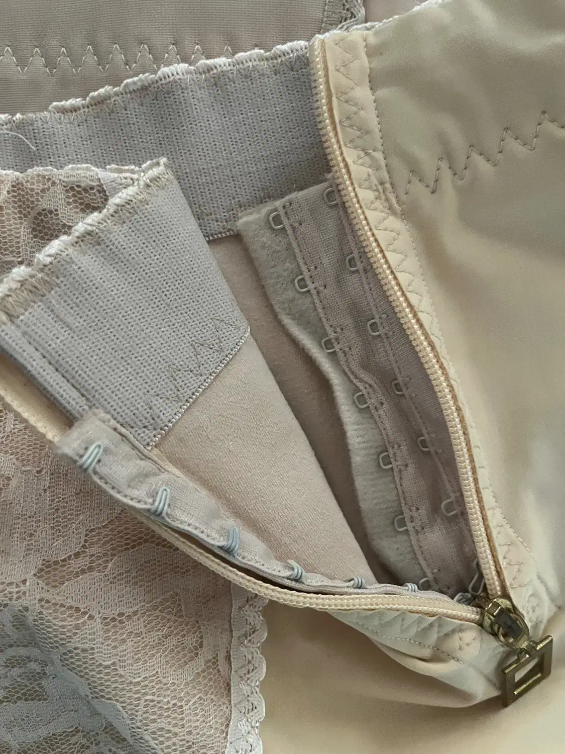 گن لاغری|لباس|قم, باجک یک|دیوار