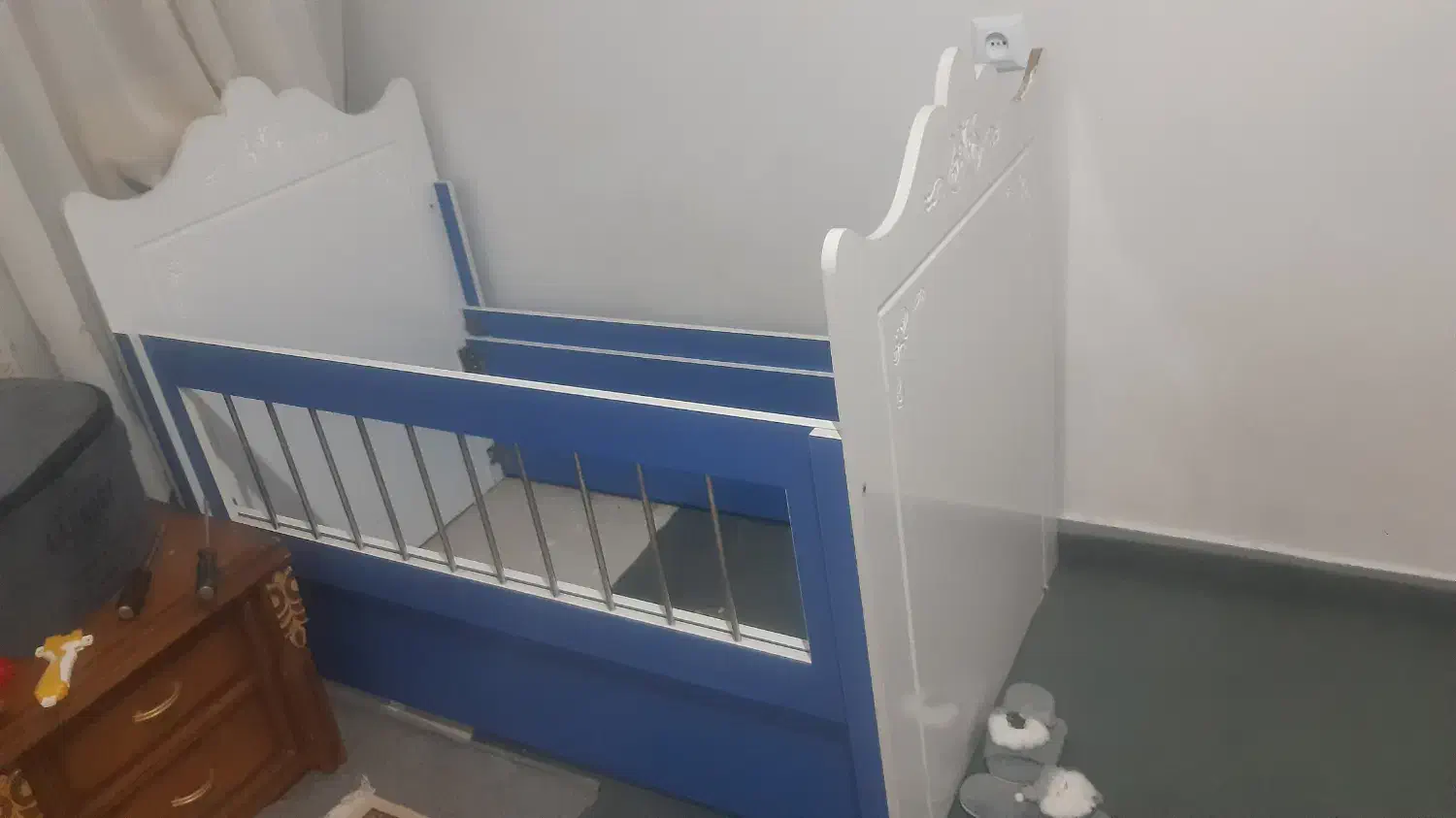 تخت خواب نوزادی در حد نو دستساز ام دی اف خارجی|تخت و سرویس خواب|پارس‌آباد, |دیوار