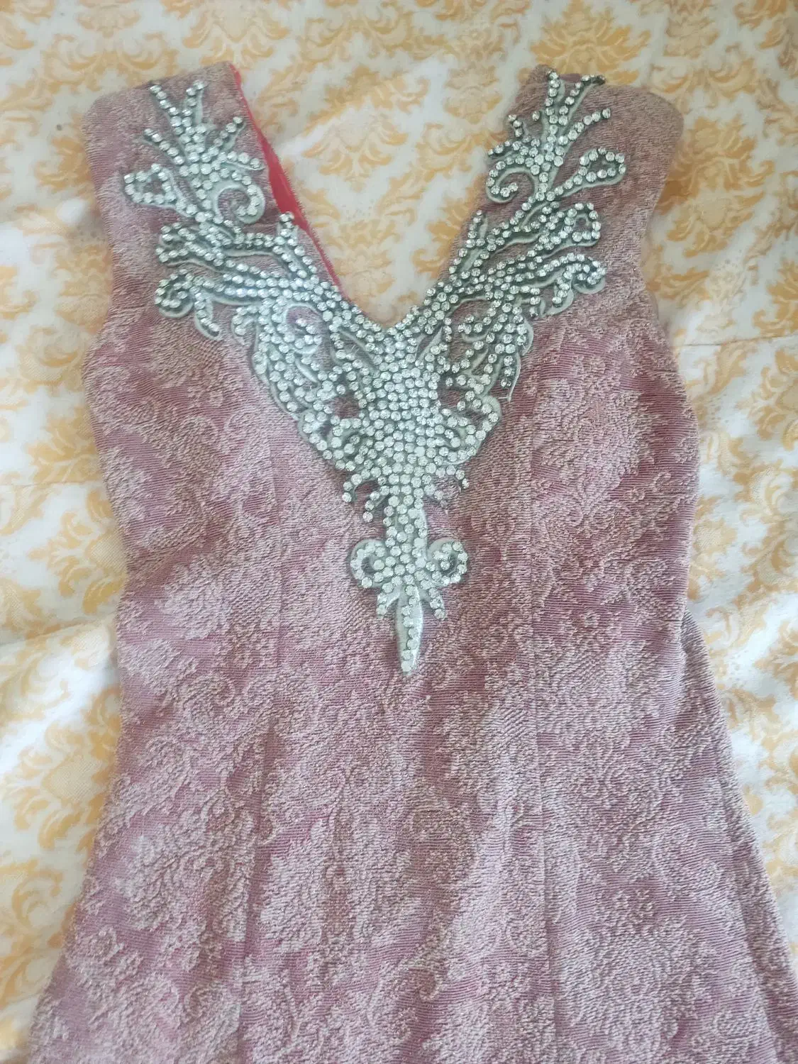 پیراهن مجلسی|لباس|سبزوار, قصبه شرقی|دیوار