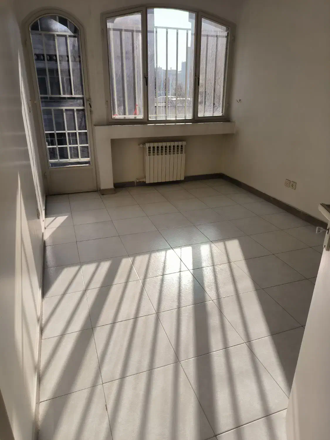 آپارتمان فلکه اول ۱۰۰ متر دو خواب شیک غرق نور