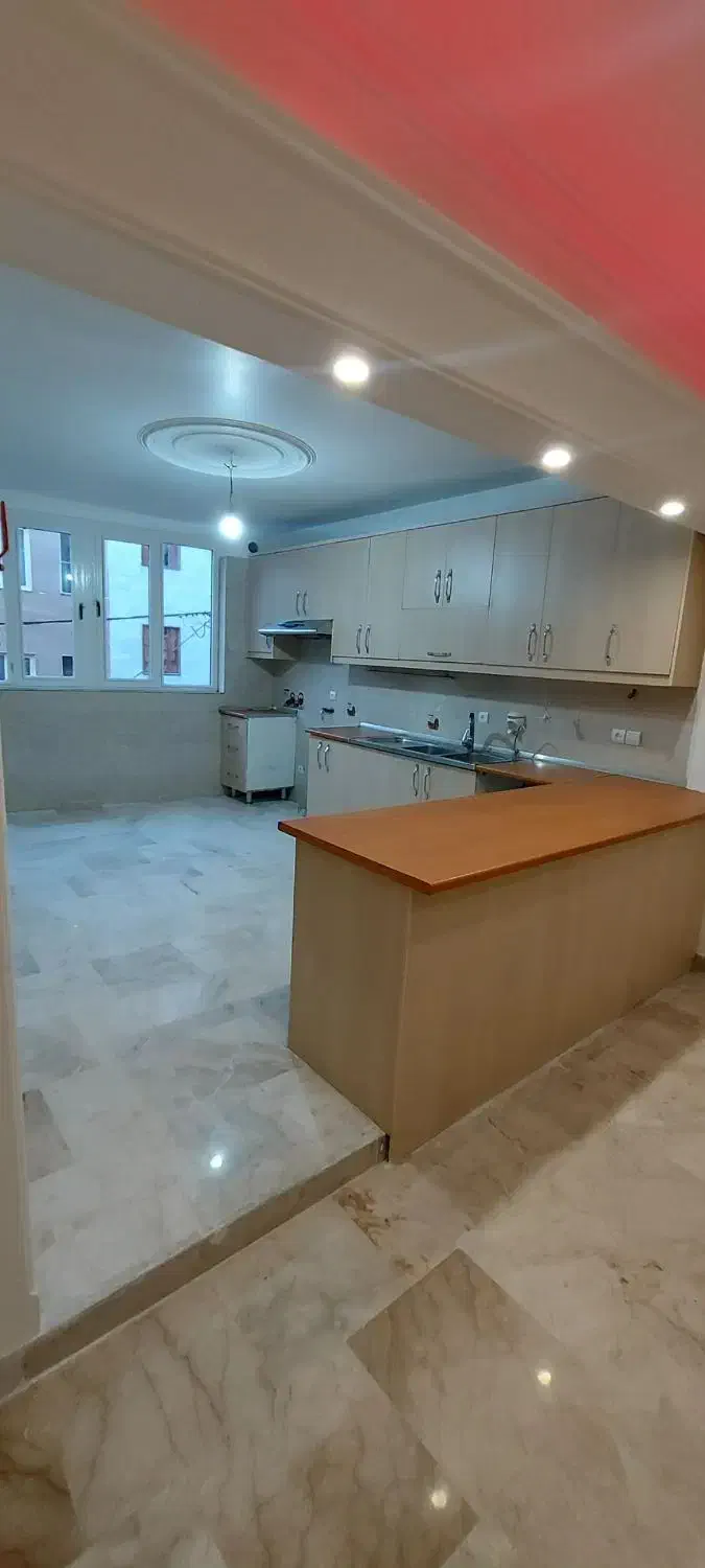 ۹۵متری گلبرگ چهار طبقه تک واحدی