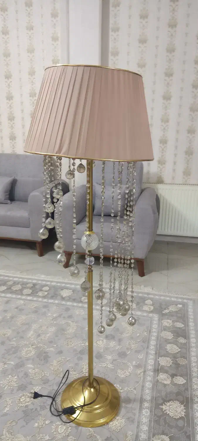 آباژور ایستاده سالم خودم ۳تومن پولش دادم|چراغ خواب و آباژور|کرمانشاه, |دیوار