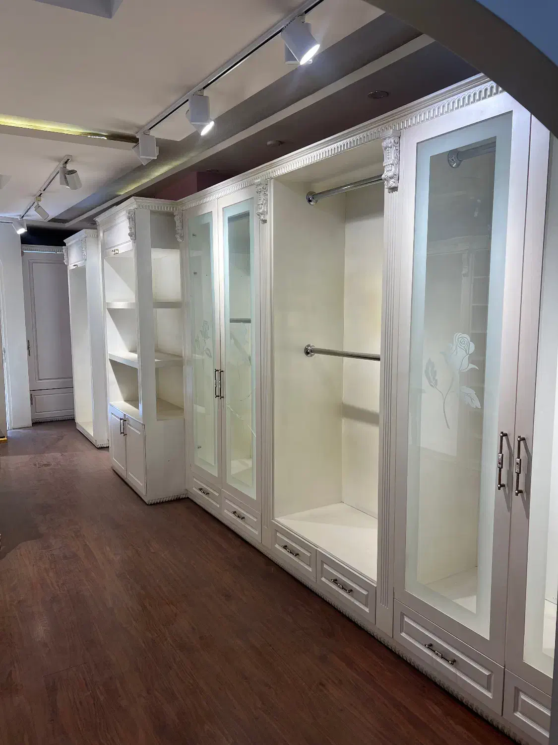 واگذاری دکور در حد نو قیمت توافقی|فروشگاه و مغازه|سبزوار, ولیعصر (نجار آباد)|دیوار