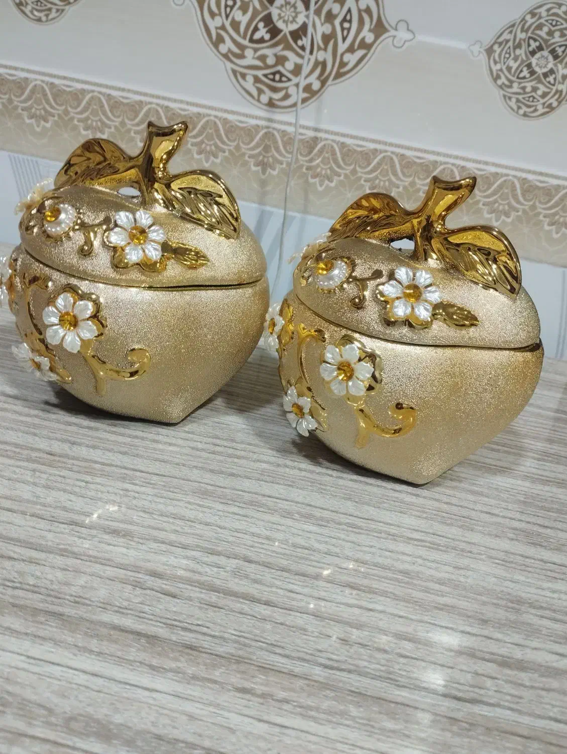 پذیرایی .|ظروف سرو و پذیرایی|میانه, |دیوار