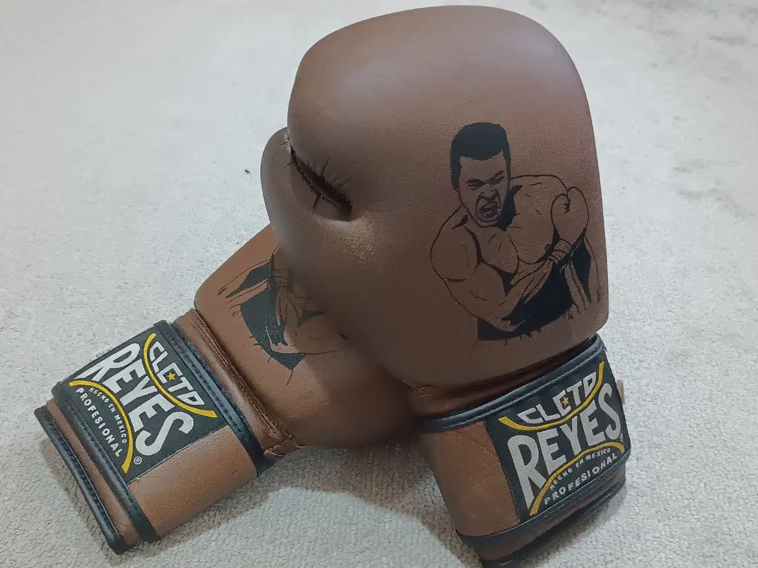 دستکش بوکس چرم اصل از برند Reyes|تجهیزات ورزشی|فردیس, فردیس|دیوار