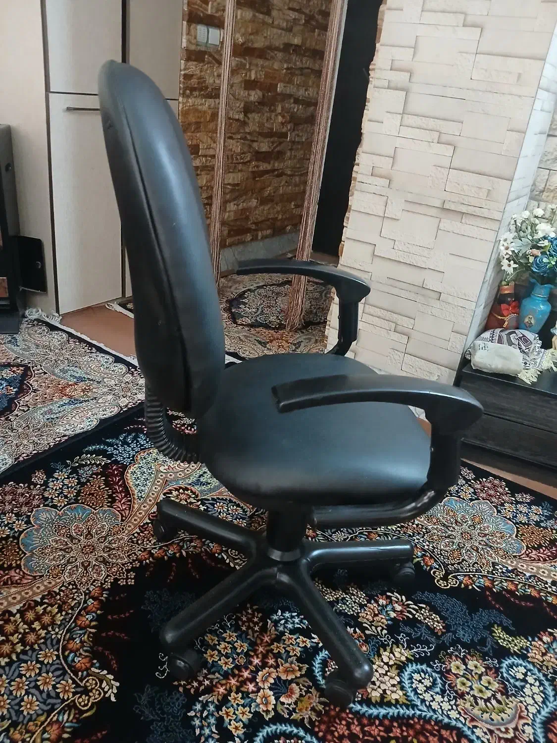 صندلی گردان چرم مشکی کاملاً سالم|صندلی و نیمکت|شهریار, شهرک شاهد|دیوار