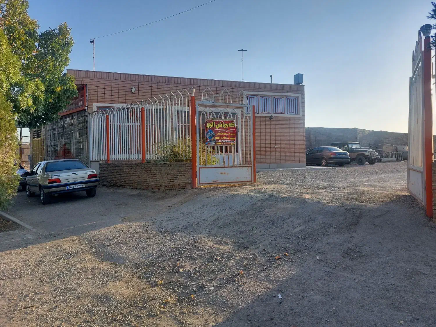 گاراژ تجاری به همراه دفتر آماده یه اجاره|اجارهٔ مغازه و غرفه|شهرضا, |دیوار