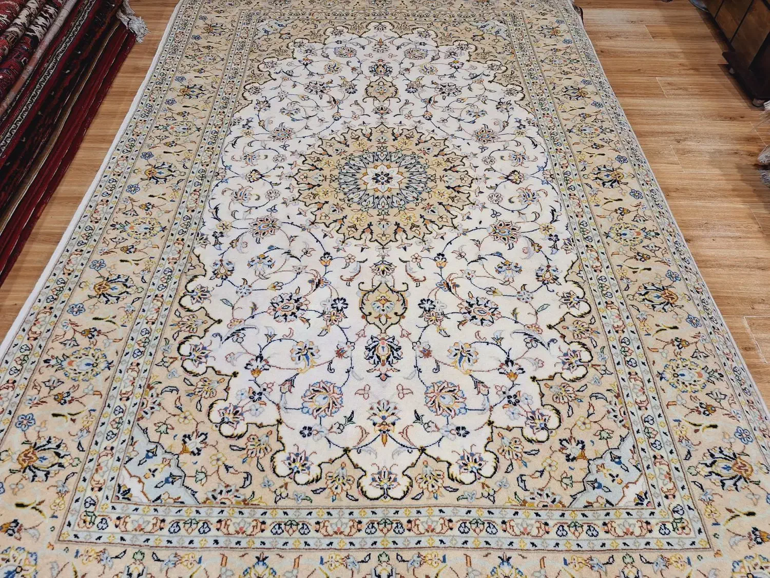 قالی دستباف زمینه روشن کاشان در ابعاد ۶متری|فرش|تهران, اکباتان|دیوار