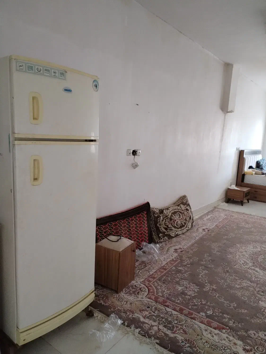 مقداری وسایل خانه جهت فروش به صورت یکجا|فرش|قائن, |دیوار