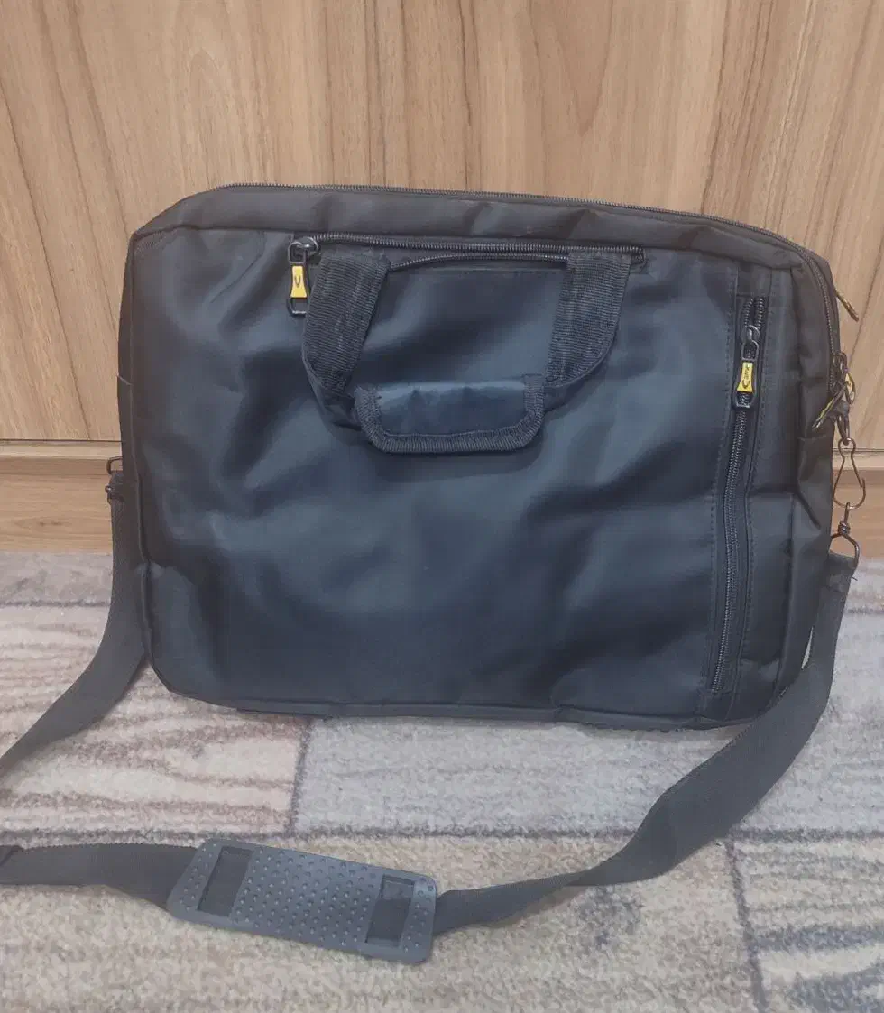 کیف‌سه‌کاره‌کمل|کیف، کفش، کمربند|شهرکرد, |دیوار