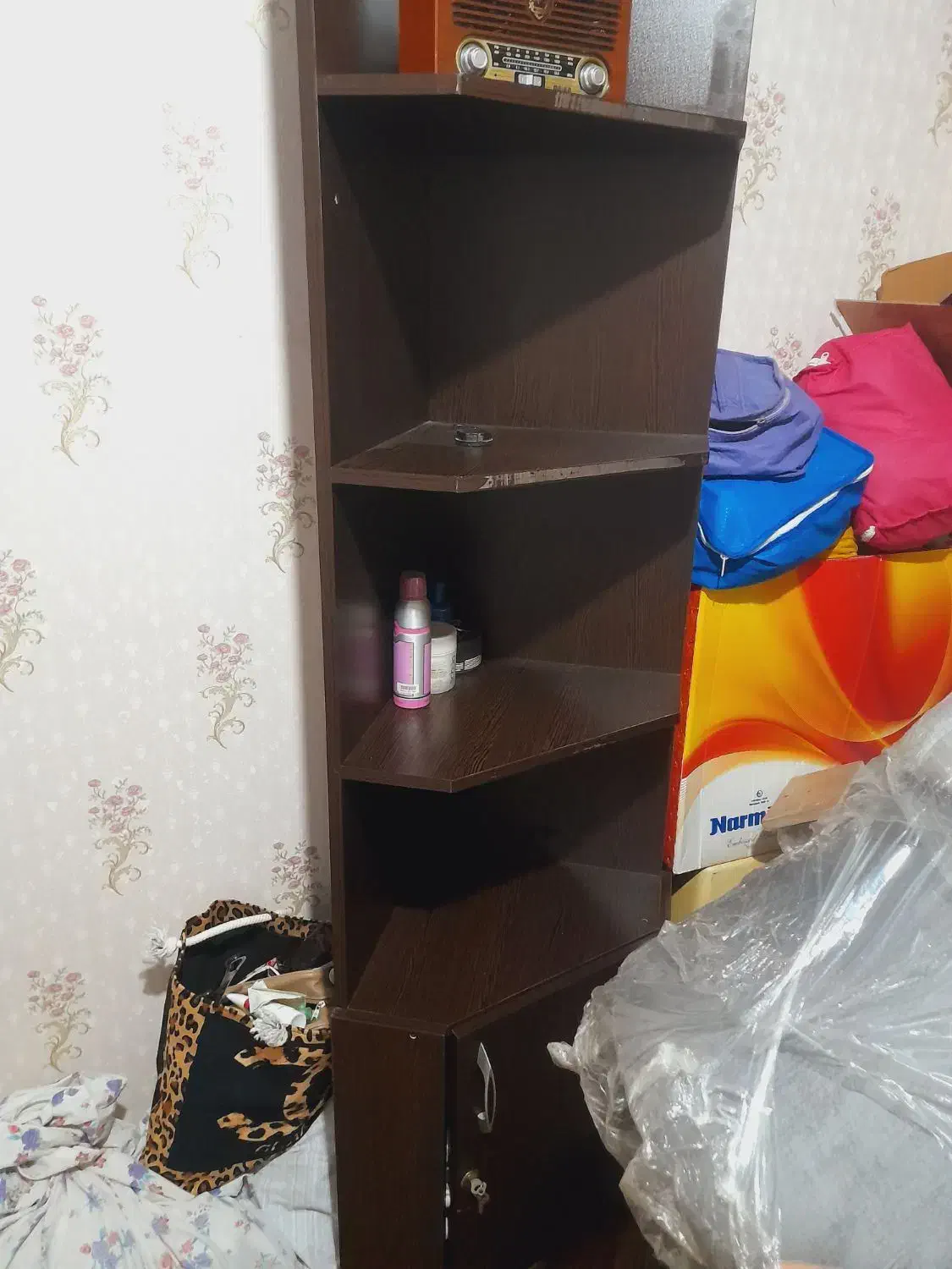 کتابخانه.|کتابخانه، شلف، قفسه‌های دیواری|آبیک, |دیوار