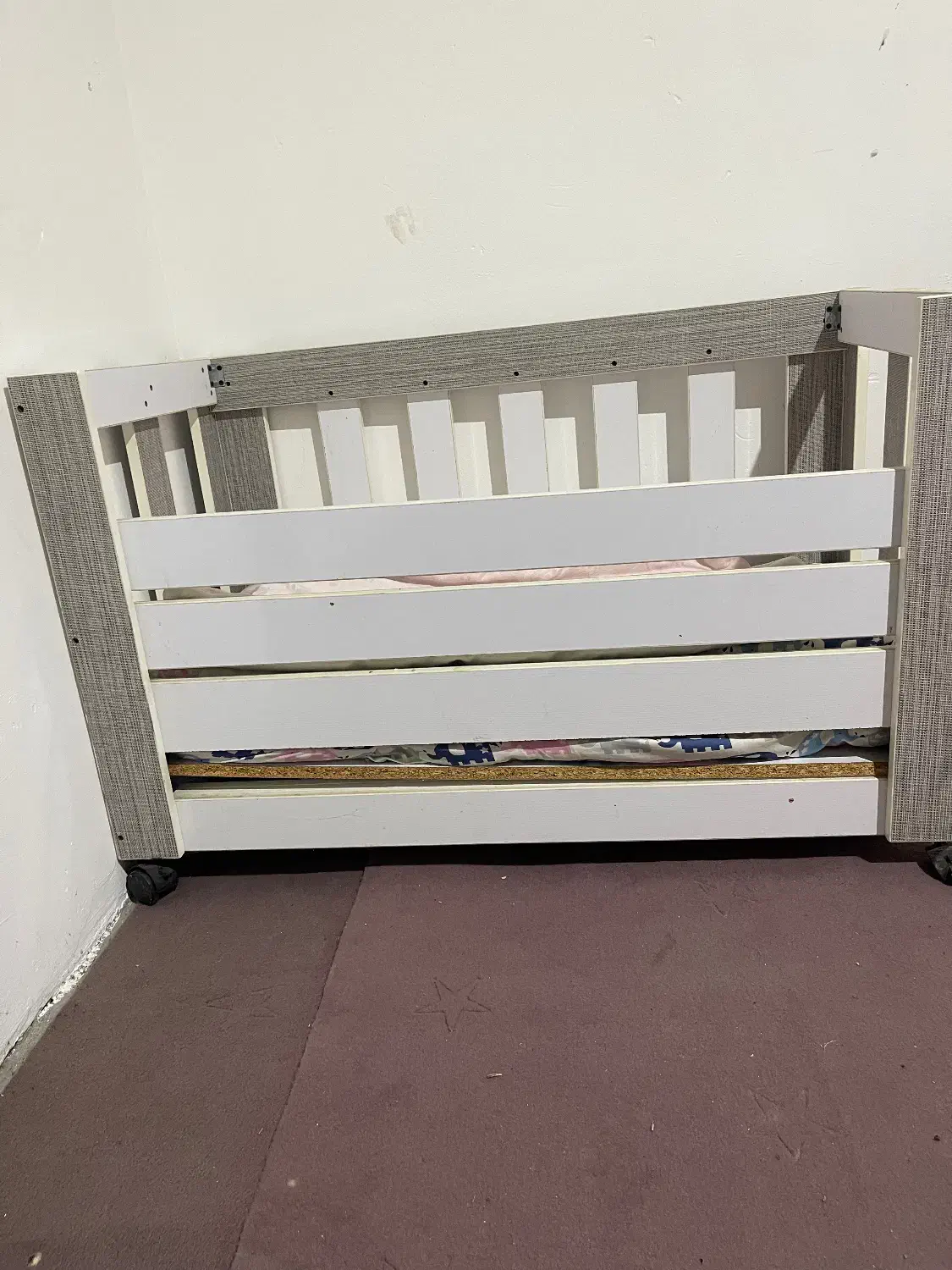 تخت کنار مادر سالم و تمیز|تخت و صندلی بچه|آمل, |دیوار