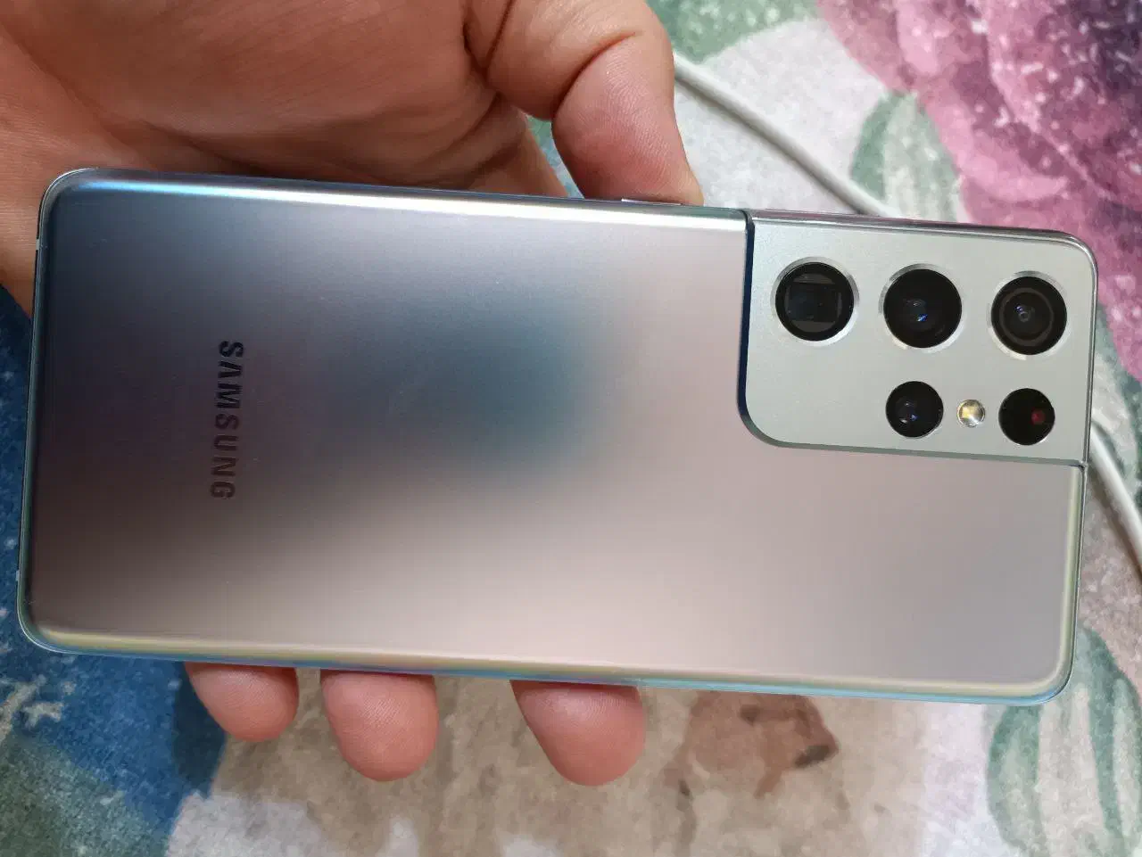 دو دستگاه موبایل ایفون و سامسونگ مشابه اک|موبایل|بم, |دیوار